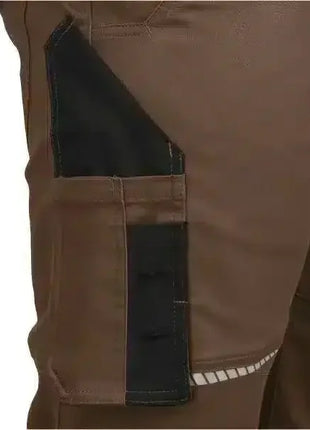 Detailansicht braune Arbeitshose mit schwarzer Tasche, robuste Berufsbekleidung