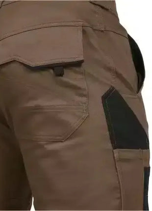Detailansicht braune Arbeitshose mit Gesäßtasche und schwarzem Einsatz, robuste Berufsbekleidung