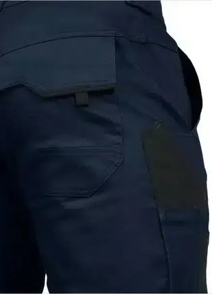 Detailaufnahme einer dunkelblauen Arbeitshose mit mehreren robusten Taschen, Hygienebekleidung