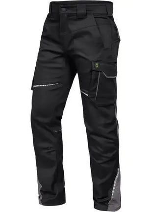 Schwarze Arbeitshose mit reflektierenden Elementen und vielen Taschen, professionelle Berufsbekleidung