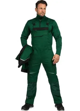 Mann in grüner Arbeitskleidung, Overall mit reflektierenden Details, hält Jacke, PSA für Profis