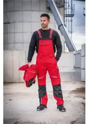 Mann in roter Arbeitshose und Latzhose, Outdoor, professionelle Schutzkleidung, Baustelle