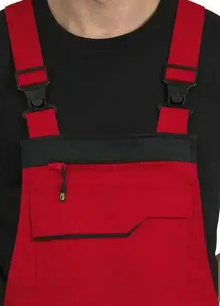 Rote Latzhose mit aufgesetzter Brusttasche, robuste Arbeitskleidung, Vorderansicht