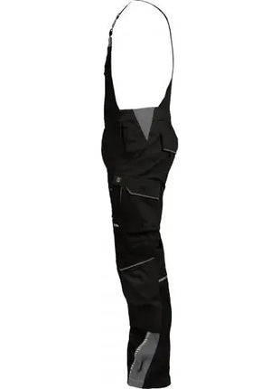 Schwarze Arbeitshose mit Latz, Reißverschlüssen und grauen Verstärkungen, seitliche Ansicht