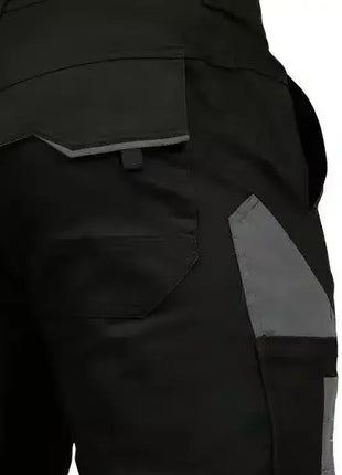 Schwarze Arbeitshose mit mehreren Taschen und grauen Verstärkungen für professionellen Schutz