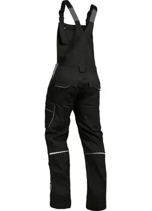 Schwarze Arbeitshose Latzhose mit Reflektorstreifen, Rückansicht, professionelle Arbeitsbekleidung