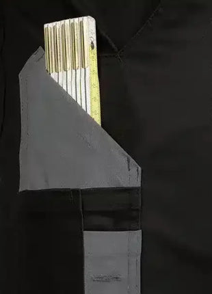 Schwarze Arbeitshose mit Zollstock in grauer Tasche, robuste Berufsbekleidung