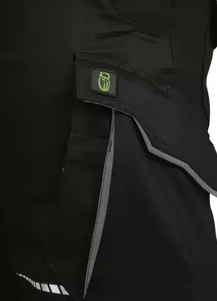 Detailaufnahme schwarze Arbeitshose mit reflektierendem Saum und Seitentasche, hygienisch, Schutzkleidung
