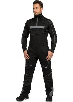 Mann in schwarzem Overall mit reflektierenden Streifen, professionelle Schutzkleidung