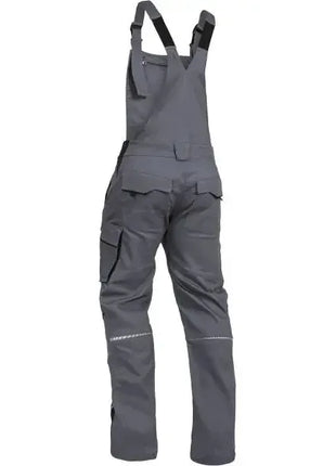 Graue Arbeitshose mit Latz, robustes Material, mehrere Taschen, Rückansicht, Berufsbekleidung