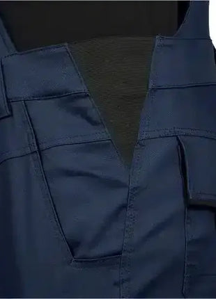 Detailansicht einer dunkelblauen Arbeitslatzhose mit Seitentasche und robustem Stoff