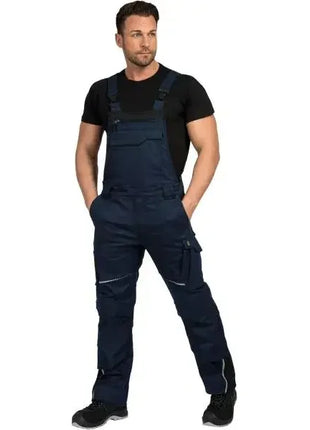 Mann in dunkelblauer Arbeitshose mit Latz, schwarzes T-Shirt, professionelle Arbeitskleidung