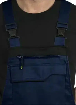 Mann mit marineblauer Latzhose, praktische Brusttasche mit Reißverschluss, Arbeitskleidung