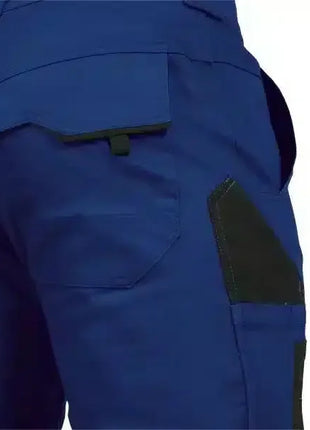 Detailaufnahme blaue Arbeitshose mit funktionellen Taschen und robusten Verstärkungen
