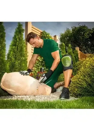 Gärtner mit Kniepolstern arbeitet im Garten, trägt Schutzhandschuhe, kniet auf Steinen