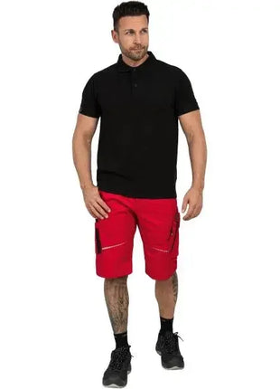 Mann trägt schwarze Poloshirt und rote Arbeitsshorts, professionelle Arbeitskleidung