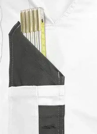 Weiße Arbeitshose mit Zollstock in schwarzer Seitentasche, Berufsbekleidung Hygiene