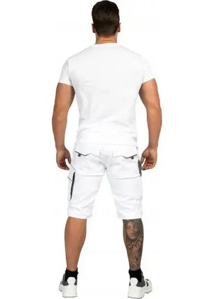 Mann mit weißen Cargo-Shorts, weißen Sneakern und weißem T-Shirt, Rückenansicht, Mode für Herren
