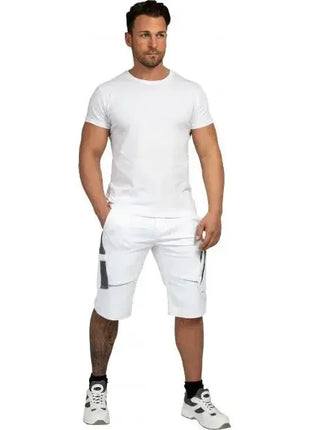 Mann in weißem T-Shirt und weißen Arbeitsshorts mit Taschen, stehend vor weißem Hintergrund, Berufsbekleidung