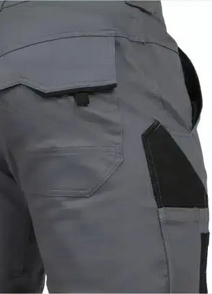 Detailaufnahme graue Arbeitshose mit Taschen, robuste Berufsbekleidung für Handwerker