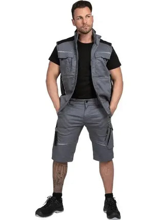 Mann trägt graue Arbeitsweste und Shorts, moderne Berufsbekleidung für Handwerk und Hygiene
