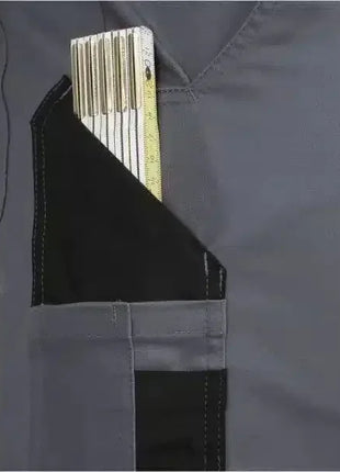 Arbeitshose mit Zollstocktasche, robustes Material, graue Hygienebekleidung, Nahaufnahme