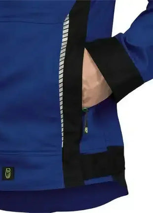 Blauer medizinischer Hygienekittel mit schwarzem Akzent und Seitentasche, Hand steckt in Tasche