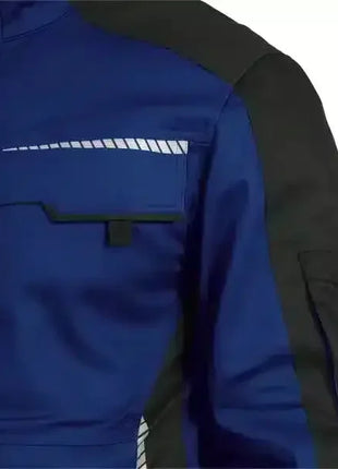 Blaue und schwarze Arbeitsjacke mit Brusttasche und reflektierendem Streifen, Nahaufnahme.