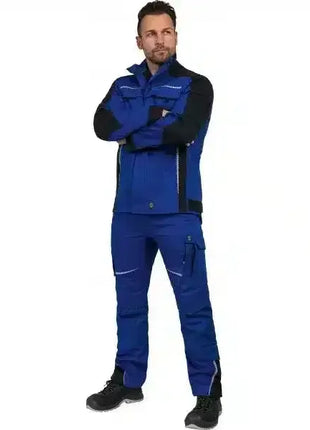 Mann in blauer Arbeitskleidung und Sicherheitsstiefeln vor weißem Hintergrund, professionelle Schutzkleidung