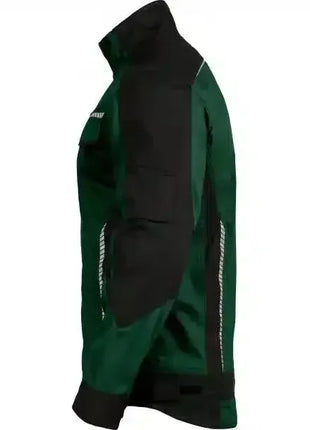 Grüne und schwarze Softshell-Arbeitsjacke mit Reflexstreifen, Seitenansicht, robustes Material