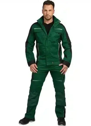 Mann in grüner Arbeitskleidung mit Jacke und Hose, professionelle Hygiene- und Schutzbekleidung