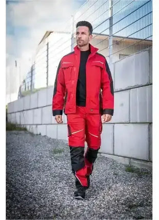 Mann in roter Arbeitskleidung mit Reflektoren, Outdoor, Sicherheitsbekleidung, PSA
