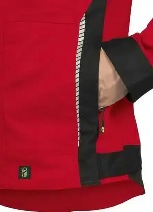 Rote Arbeitsjacke mit reflektierendem Streifen und Reißverschluss-Tasche, Hand in Seitentasche.