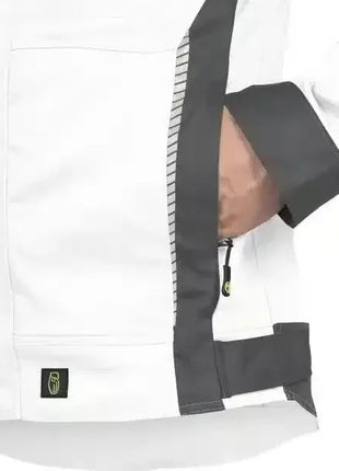Detail medizinische Arbeitsjacke weiß mit dunklem Besatz, Reißverschluss, Hand in Tasche