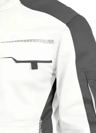 Arbeitsjacke weiß-grau mit Reflektorstreifen, Brusttasche und Ärmel, medizinische Berufsbekleidung.
