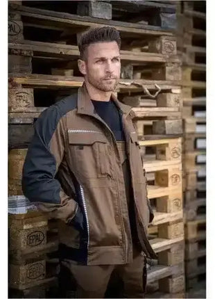 Mann in robuster Arbeitsjacke vor Holzpaletten, Berufsbekleidung für Industrie und Handwerk