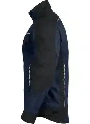 Dunkelblaue Herren-Softshelljacke mit Reflexstreifen, seitliche Ansicht, Arbeitskleidung