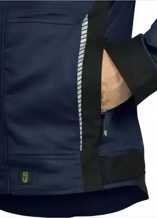 Dunkelblaue medizinische Arbeitsjacke mit schwarzem Einsatz, Hand in Seitentasche, hygienisch, Berufskleidung