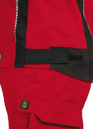 Rote Arbeitshose mit schwarzen Einsätzen und reflektierenden Streifen, professionelle Berufsbekleidung