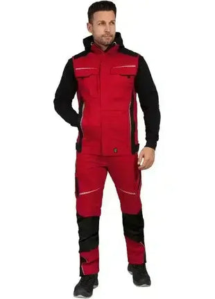Mann in roter und schwarzer Arbeitskleidung, Schutzanzug, sicher, robust, professionelle Hygiene