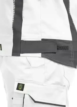 Detailaufnahme weiße Arbeitshose mit grauen Verstärkungen, praktische Tasche, Klettverschluss