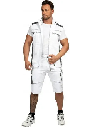 Mann trägt weiße Arbeitsweste und Shorts, Workwear für Handwerk oder Medizinbereich, stehend