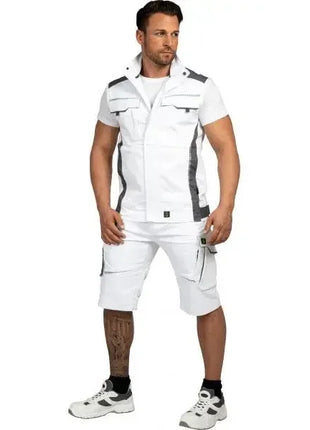 Mann in weißer, moderner Arbeitskleidung mit Weste und kurzer Hose, ideal für Hygiene und Praxis
