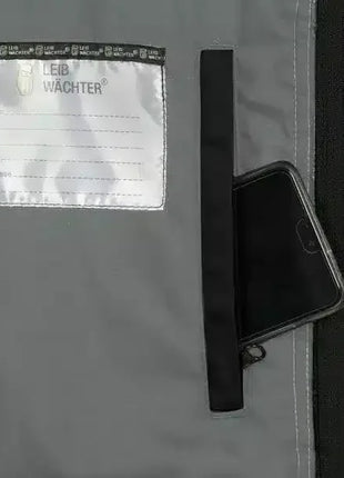 Detailansicht Innentasche einer Schutzhülle mit Handy und Namensschild, Hygieneprodukt