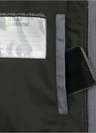 Detailansicht Innentasche einer Schutzjacke mit Handyfach und Namensschild für Hygiene- und Medizinbedarf