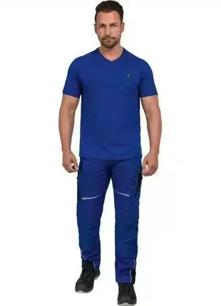 Mann in blauer medizinischer Berufskleidung, hygienische Arbeitskleidung, Schutzbekleidung