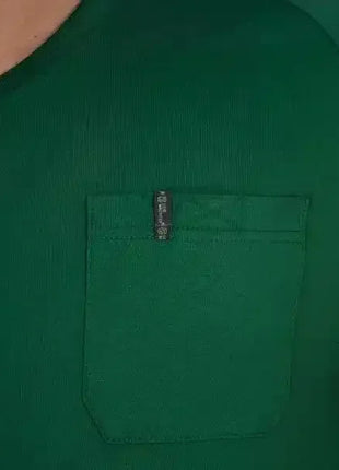 Grünes medizinisches T-Shirt mit Brusttasche, Nahaufnahme, hygienisch und funktional