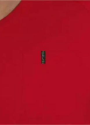 Rotes T-Shirt mit kurzem Arm und Etikett auf der Brust, medizinische Berufskleidung