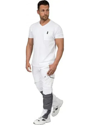 Mann in weißem V-Ausschnitt-T-Shirt und moderner Arbeitshose mit grauen Knieschonern, medizinische Berufsbekleidung