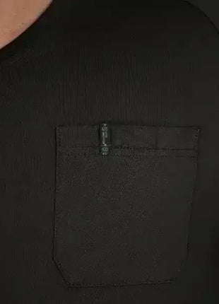 Schwarzes T-Shirt mit Brusttasche, Detailaufnahme, moderne Berufsbekleidung Hygiene